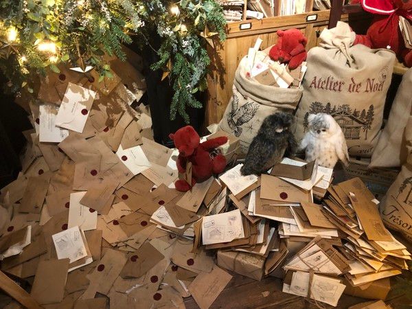 현대백화점 직원들이 일일이 손으로 쓰고 도장을 찍어 제작한 1000통의 편지. /사진=김현정 기자