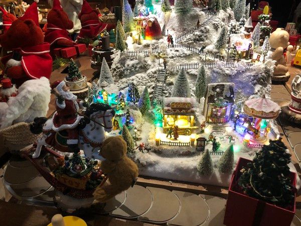 곰돌이 '해리'들이 아이들이 받고 싶은 선물을 제작하는 선물공방의 모습 /사진=김현정 기자