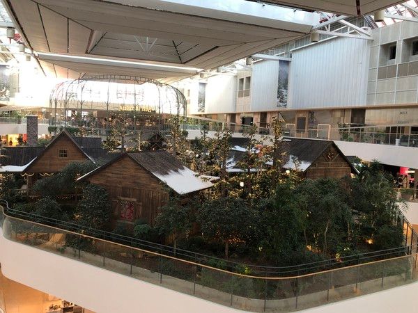 더현대 5층에 조성된 크리스마스 마을 'H 빌리지' 전경 /사진=김현정 기자