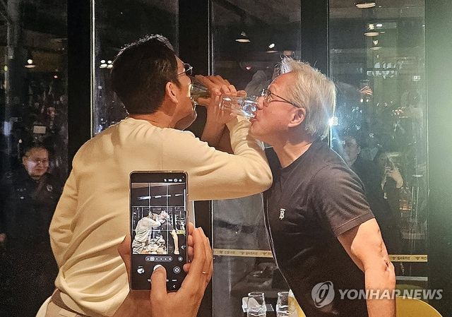 젠슨 황 엔비디아 CEO(최고경영자, 오른쪽)가 지난 10월 30일 서울 삼성동 한 치킨집에서 치맥회동을 하며 이재용 삼성전자 회장과 러브샷을 하고 있다. / 사진=연합뉴스