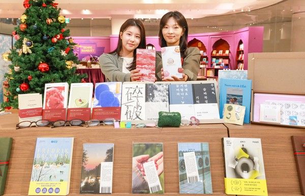 4일 오전 서울 영등포구에 위치한 더현대 서울 5층 '리딩 파티' 팝업스토어에서 직원들이 도서와 협업 굿즈를 소개하고 있다. /사진=현대백화점