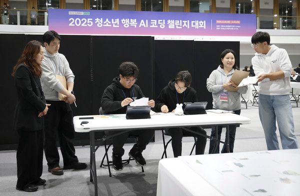 '행복AI코딩챌린지'의 미션챌린지에 참가한 청소년팀이 심사위원들 앞에서 AI로봇에 카드코딩을 하고 있다./사진=SK텔레콤