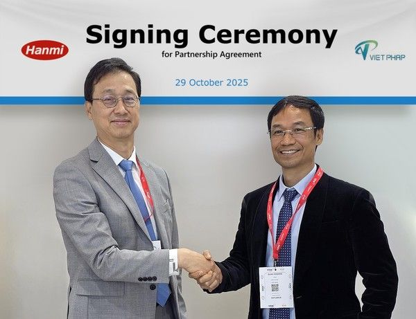 한미약품 박재현 대표이사(왼쪽)와 비엣팝 응우옌 치 중 대표(오른쪽)가 협약식 후 포즈를 취했다. /사진=한미약품