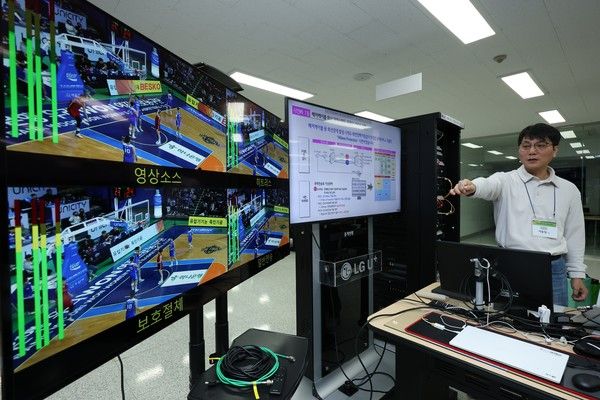 LG유플러스 임직원이 안양사옥 방송센터에서 '히트리스 프로텍션' 기술을 시연하고 있다./사진=LG유플러스