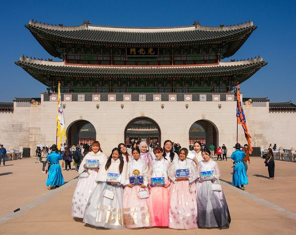 롯데웰푸드 '빼빼로&nbsp;Agent:P(에이전트 피)' 활동 인원이 경복궁을 방문해 기념 촬영을 하고 있다. /사진=롯데웰푸드