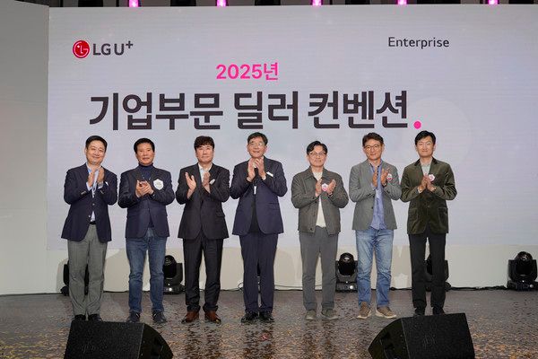 LG유플러스는 기업 고객 비즈니스의 핵심 대리점 파트너사와 함께 성장 비전을 공유하고 상생 협력의 의지를 다지는 '2025 기업부문 파트너 컨벤션'을 개최했다고 밝혔다. 사진은 7일 오후 서울 송파구 시그니엘서울 그랜드볼룸에서 열린 기업 딜러컨벤션 행사에서 (왼쪽부터)홍범식 LG유플러스 사장, 송종희 온파워네트웍스 대표, 김찬국 비엔에프 대표, 이상범 비플 대표, 류수석 엑티브아이티 대표, 김성남 드레니 대표, 권용현 LG유플러스 기업부문장이 기념촬영을 하고 있는 모습. /사진=LG유플러스