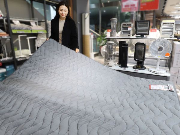 최근 전국 대부분 지역에서 평균 최저기온이 10도 아래로 떨어지는 등 쌀쌀한 날씨가 이어지면서, 난방 가전 수요가 급증하고 있다. 롯데하이마트가 최근 2주간 (10월24일부터 11월6일까지) 판매한 난방가전(히터류, 요장판류) 매출을 살펴본 결과, 전년동기 대비 약 70% 증가했다. 롯데하이마트는 이같은 고객 수요를 고려해 오는 30일까지 전국 310여개 매장에서 난방가전 행사상품을 인터넷 최저가 수준에 제공한다. /사진=롯데하이마트