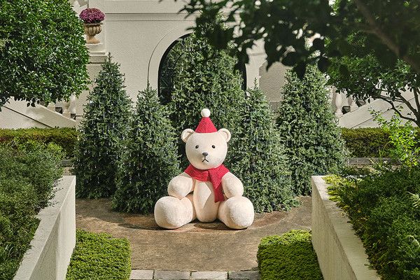 제주신라호텔의 '신라베어'와 함께 히든 앨리에 설치된 '크리스마스 포토존' /사진=제주신라호텔