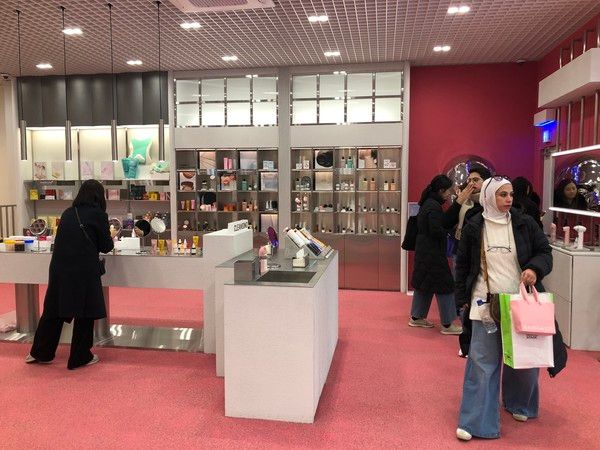 '메디큐브 성수' 2층에서 제품을 둘러보는 방문객들 /사진=김현정 기자