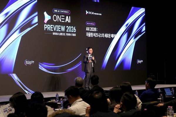 더존비즈온 지용구 부사장이 'ONE AI Preview 2026' 컨퍼런스에서 'AX 2026: 자율형 비즈니스의 새로운 패러다임'을 주제로 기조강연을 하고 있다. /사진=더존비즈온