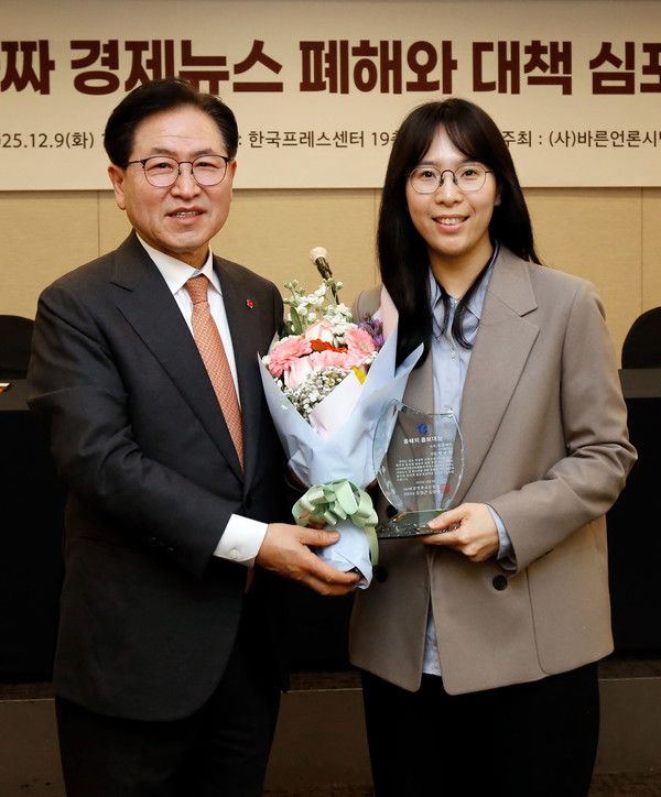 9일 서울 한국프레스센터에서 열린 '올해의 바른언론 홍보대상'에서 박수현 광동제약 커뮤니케이션팀장이 대상을 수상 후 기념 촬영을 하고 있다. (왼쪽부터) 김형철 바른언론시민행동 공동대표, 박수현 광동제약 커뮤니케이션팀장. /올해의 바른언론 홍보대상 수상 /사진=광동제약