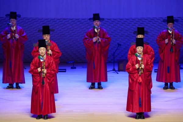 10일 부산콘서트홀(부산진구 소재)에서 열린 '제6회 크라운해태 한음회' 부산공연에서 크라운해태제과 임직원 국악동아리 '팔풍의 몸짓팀'이 종묘제례일무 '전폐희문'을 공연하고 있다. /사진=크라운해태제과