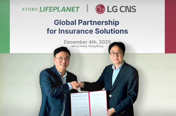  교보라이프플래닛 김영석 대표, LG CNS 디지털비즈니스사업부장 김홍근 부사장이&nbsp;업무협약을 체결했다/사진=교보라이프플래닛