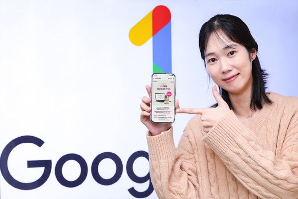 LG유플러스가 국내 통신사 최초로 '구글 AI 프로'(Google AI Pro) 제휴 상품을 출시했다. 사진은 LG유플러스 직원이 구글 AI 프로를 소개하고 있는 모습. /사진=LG유플러스