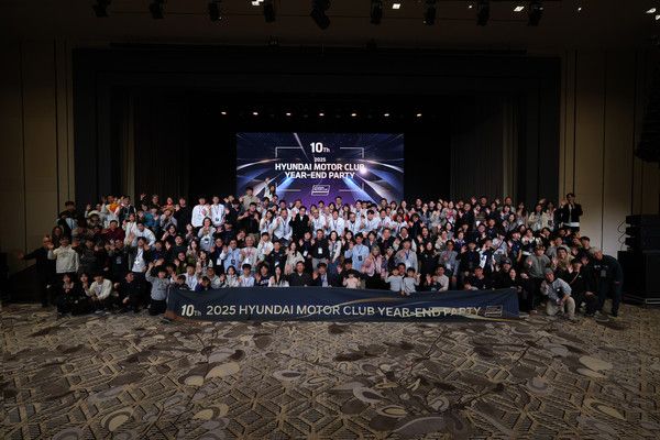 현대자동차가 공식 브랜드 팬덤 '현대모터클럽'의 출범 10주년을 맞아 기념 행사를 개최했다. 지난 13일부터 14일까지 1박 2일 동안 열린 '현대모터클럽' 출범 10주년 행사에서 참가자들이 기념 촬영을 하는 모습. /사진=현대자동차