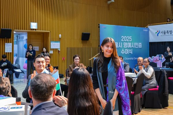 지난달 26일 서울시청 다목적홀에서 열린 '2025 서울시 명예시민증 수여식'에서 레일라 마심리 박사는 16개국 출신 서울 거주 외국인 17명에게 공식 수여한 명예시민증을 받았다. /사진=서울시&nbsp;