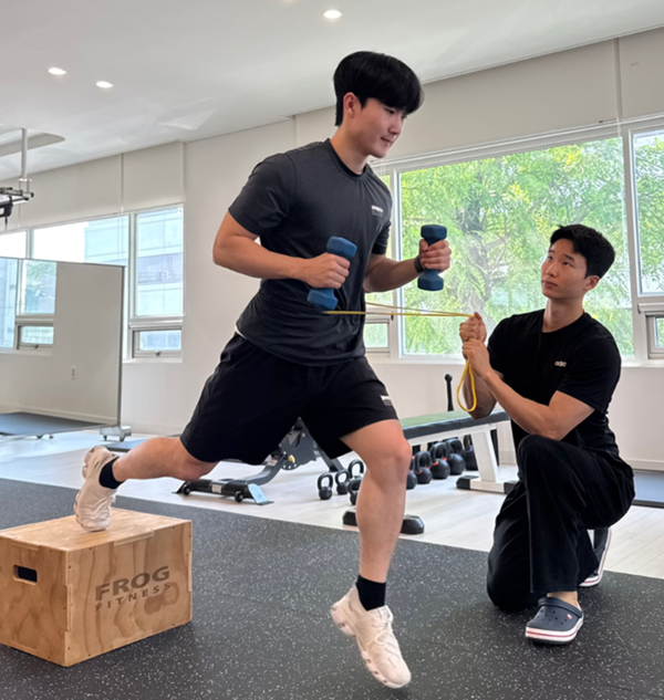 대웅제약 직원들이 힐리언스 코어운동센터에서 일대일 맞춤운동을 통해 건강 관리에 참여하고 있다. / 사진=대웅제약