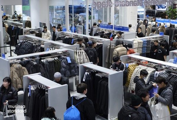 무신사 스탠다드 홍대 플래그십 스토어에서 쇼핑하는 고객들 모습 /사진=무신사