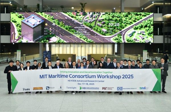 지난 17일, HD현대 글로벌R&D센터에서 진행된 'MIT 조선해양 컨소시엄(MIT Maritime Consortium)'&nbsp;워크숍 1일차 행사에서 HD현대, 미국 메사추세츠공과대학(MIT), 그리스 해운사 캐피탈(Capital), 미국 ABS 선급 관계자들이 기념촬영을 하고 있다. 사진=HD한국조선해양