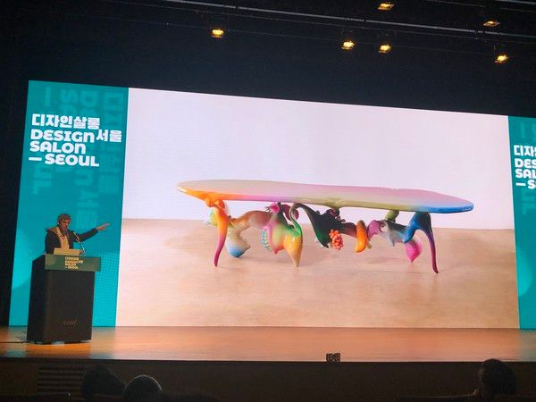 미샤 칸이 18일 코엑스에서 열린 '디자인살롱 서울 2025'에서 강연하고 있다. /사진=김현정 기자