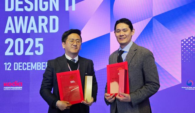 웰컴저축은행&nbsp;디자인팀&nbsp;최기원&nbsp;팀장(오른쪽)과 서동현&nbsp;과장이 '글로벌&nbsp;디자인&nbsp;잇&nbsp;어워드&nbsp;2025'에서 수상하고 기념 촬영을 하고 있다. / 사진=웰컴저축은행