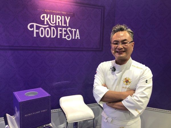 대한민국 '명장' 안유성 셰프가 '컬리푸드페스타 2025'의 '셰프 테이블' 행사 시작 전 포즈를 취하고 있다. /사진=김현정 기자