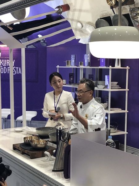 안유성 셰프가 '컬리푸드페스타 2025'의 '셰프 테이블' 행사에서 요리를 시연하고 있다. /사진=김현정 기자