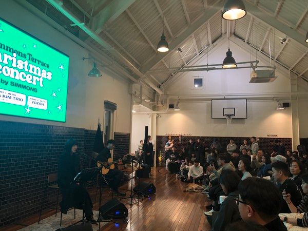 20일 '시몬스 테라스'의 바스킷볼코트 공연장에서 공연 중인 요조와 관객들의 모습 /사진=김현정 기자