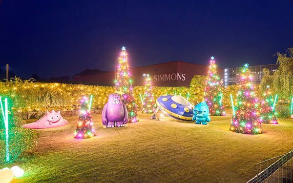 '시몬스 테라스' 잔디 정원의 크리스마스 트리와 일루미네이션 /사진=시몬스