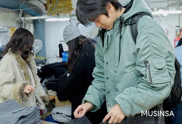 지난 19일 패션 브랜드 '미세키서울' 생산 협력 공장에서 MNFS(무신사 넥스트 패션 스콜라십) 장학생들이 견학하고 있는 모습. /사진=무신사