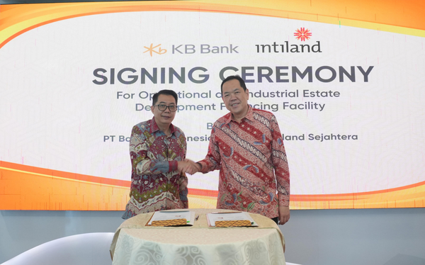 쿠날디 다르마 리에&nbsp;KB Bank&nbsp;인도네시아 은행장(오른쪽)이&nbsp;현지 부동산 개발사&nbsp;PT&nbsp;인틸랜드 세자흐테라와 전략적 금융 협약을 맺었다 /사진=KB국민은행