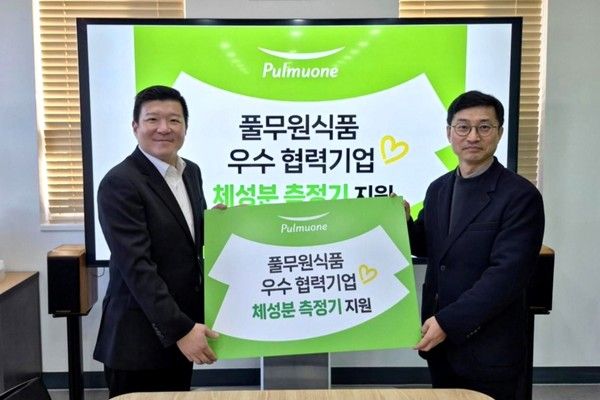 22일 경기도 포천시 소재 우천식품에서 열린 '우수 협력기업 체성분 측정기 지원' 전달식에서 풀무원이 최우수 핵심 협력기업&nbsp;5개사에 기업별&nbsp;270만원 상당의 체성분 측정기(인바디,&nbsp;총&nbsp;1350만원)를 제공했다.&nbsp;풀무원 이정언 지속가능경영담당(사진 오른쪽)이 우천식품 조태원 상무(사진 왼쪽)에게 체성분 측정기를 전달하고 있다. /사진=풀무원