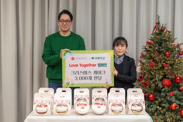 22일 신세계푸드가 기부한 크리스마스 케이크를 서울 강동구 천호1동에 위치한 명진들꽃사랑마을 복지시설에서 초록우산 홍보대사 송일국이 황유정 시설장에게 전달하고 있다. / 사진=신세계푸드