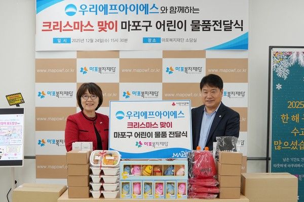 &nbsp;김은영 마포복지재단 이사장과 김백수 우리FIS&nbsp;대표이사가 지난&nbsp;24일 서울 마포구 마포복지재단에서 봉사활동 기념사진을 촬영하고있다 /사진= 우리에프아이에스