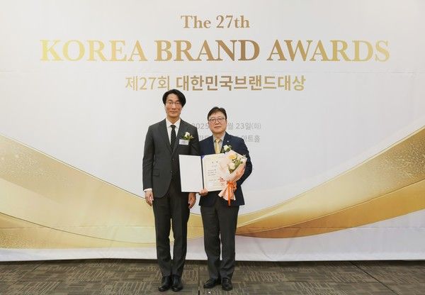 차선웅 오뚜기 마케팅실 상무(오른쪽)와 임경섭 산업통상부 팀장이 기념촬영을 하고 있다. / 사진=오뚜기