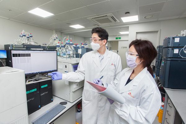 SK케미칼 연구원이 신약 개발 연구 분석 결과를 점검하고 있다. / 사진=SK케미칼