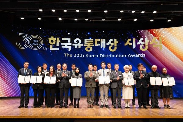지난 26일 서울 중구 대한상의에서 열린 '제30회 한국유통대상'에서 시상자와 수상자들이 기념 사진을 촬영하고 있다. /사진=우아한형제들