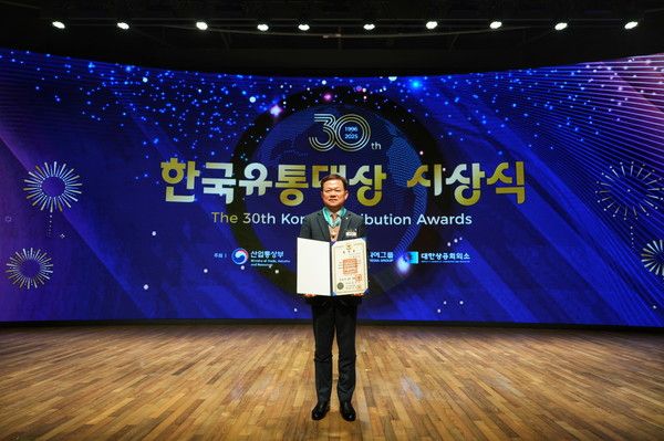 정춘호&nbsp;GS리테일 편의점BU장(편의점산업협회장)이 지난&nbsp;26일 대한상공회의소에서 열린 제30회 한국유통대상 시상식에서 동탑산업훈장을 수상했다. /사진=GS25