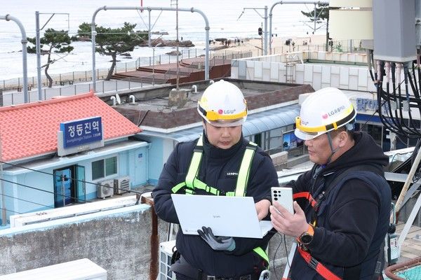 LG유플러스 임직원들이 강원 강릉시 정동진 인근에서 네트워크 장비를 점검하고 있는 모습./사진=LG유플러스