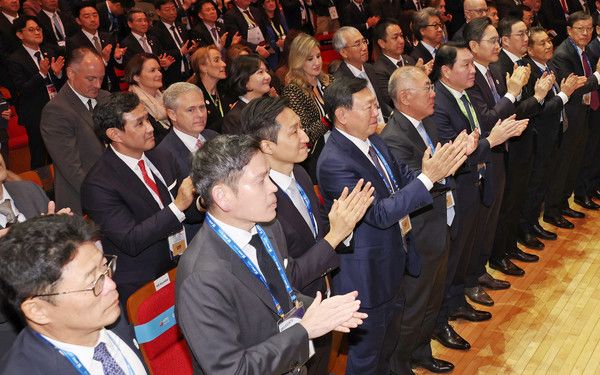경북 경주예술의전당에서 열린 'APEC CEO(최고경영자) 서밋'에서 참석자들이 박수로 이재명 대통령을 맞이하고 있다. (앞줄 왼쪽부터) 이형희 SK수펙스 위원장, 정용진 신세계그룹 회장, 정기선 HD현대 회장, 신동빈 롯데그룹 회장, 정의선 현대차그룹 회장, 최태원 대한상공회의소 회장 겸 SK그룹 회장, 이재용 삼성전자 회장, 구광모 LG그룹 회장, 장인화 포스코홀딩스 회장. /사진=연합뉴스