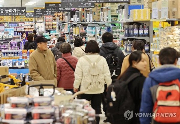서울의 한 대형마트에서 시민들이 진열품 등을 살펴보고 있다. / 사진=연합뉴스