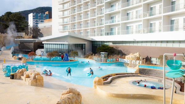 스플라스 리솜 고객들이 스플라스 스파&워터파크 야외 유수풀 스트림리버존에서 물놀이를 하며 즐거운 시간을 보내고 있다. /사진=호반호텔앤리조트