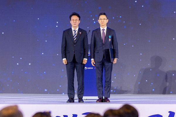 &nbsp;단상에서 기념사진 촬영중인 허은철&nbsp;GC녹십자 대표(우)/사진=GC녹십자