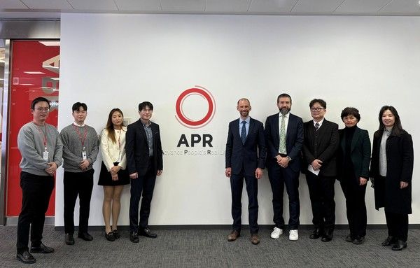 지난&nbsp;4일서울 송파구 에이피알 본사를 찾은 세계지식재산기구(WIPO)의 앤드루 스테인즈 사무차장보(오른쪽부터&nbsp;5번째)와 에이피알 관계자들이 기념 사진을 촬영하고 있다. /사진=에이피알