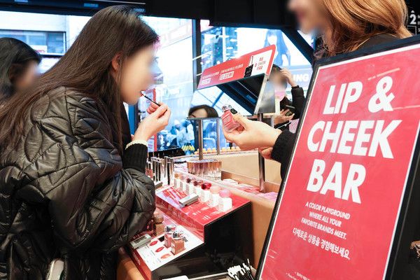 시코르 명동점 립&치크바 모습 /사진=신세계백화점