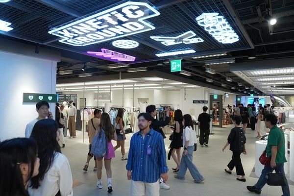 K패션 전문관 키네틱 그라운드 1호점을 방문한 고객들의 모습 /사진=롯데백화점