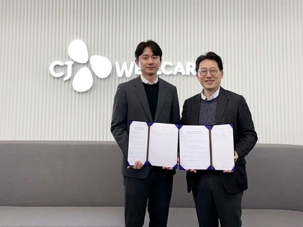 바로팜 김슬기 대표(왼쪽)와 CJ웰케어 윤상배 대표가 약국 유통 협력에 관한 업무협약을 체결하고 기념촬영을 하고 있다. / 사진=CJ웰케어