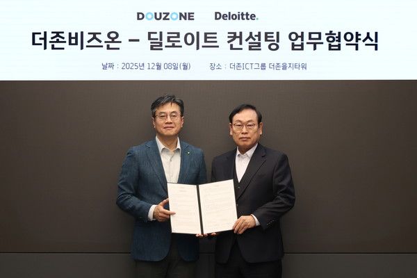 더존비즈온 OmniEsol사업부문대표 이강수 사장(오른쪽)과 딜로이트 컨설팅 코리아 배재민 대표가 8일 서울 중구 더존을지타워에서 업무협약을 체결하고 기념촬영을 하고 있다. /사진=더존비즈온