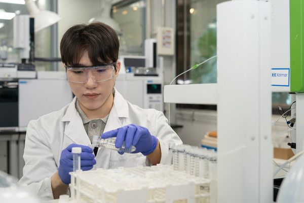 한국콜마 연구원이 제형 분석 장비를 사용하고 있다. / 사진= 한국 콜마