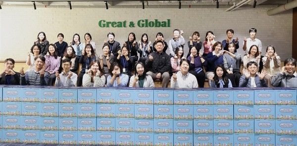 유한양행 임직원들이 팝업북 나눔상자 제작 후 기념촬영을 하고 있다. / 사진=유한양행